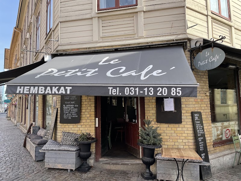 Le Petit Cafe